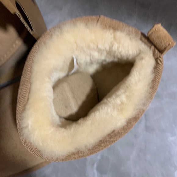 UGG Classic Tan Platform Boots - Picture 4 of 4